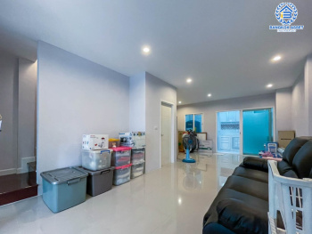 *****ทาวน์โฮมมือสอง ม. ดิเอ็กคลูซีฟ รัชดา-วงส์สว่าง บ้านสวยพร้อมเข้าอยู่ บนเนื้อที่กว่า 18.7 ตร.ว. พื้นที่ใช้สอยกว้างถึง 134 ตร.ม. 3 ห้องนอน 4 ห้องน้ำ 2 ที่จอดรถ บนทำเลโซนเมือง เดินทางสะดวกใกล้ร้านอาหาร เชื่อมต่อถนน วงศ์สว่าง, ติวานนท์, รัตนาธิเบศร์ ใกล้รถไฟฟ้าสายสีม่วงสถานี "แยกติวานนท์" และ ทางด่วน "ศรีรัช"